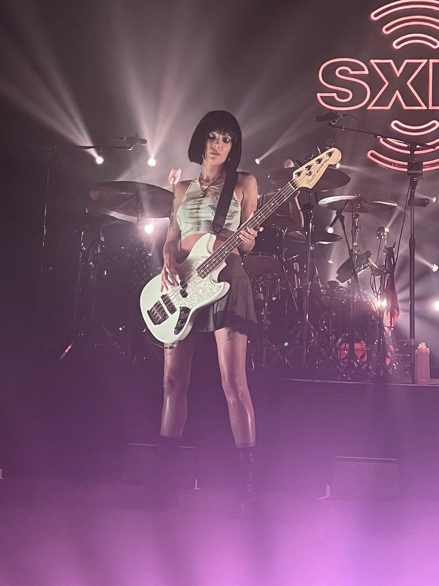 haIseylq's tweet photo. Halsey performing at the SiriusXM: Small Stage Series! #SmallStageSeries #SiriusXM
πΈ: @Demis3am https://t.co/hzNHAQZrQS