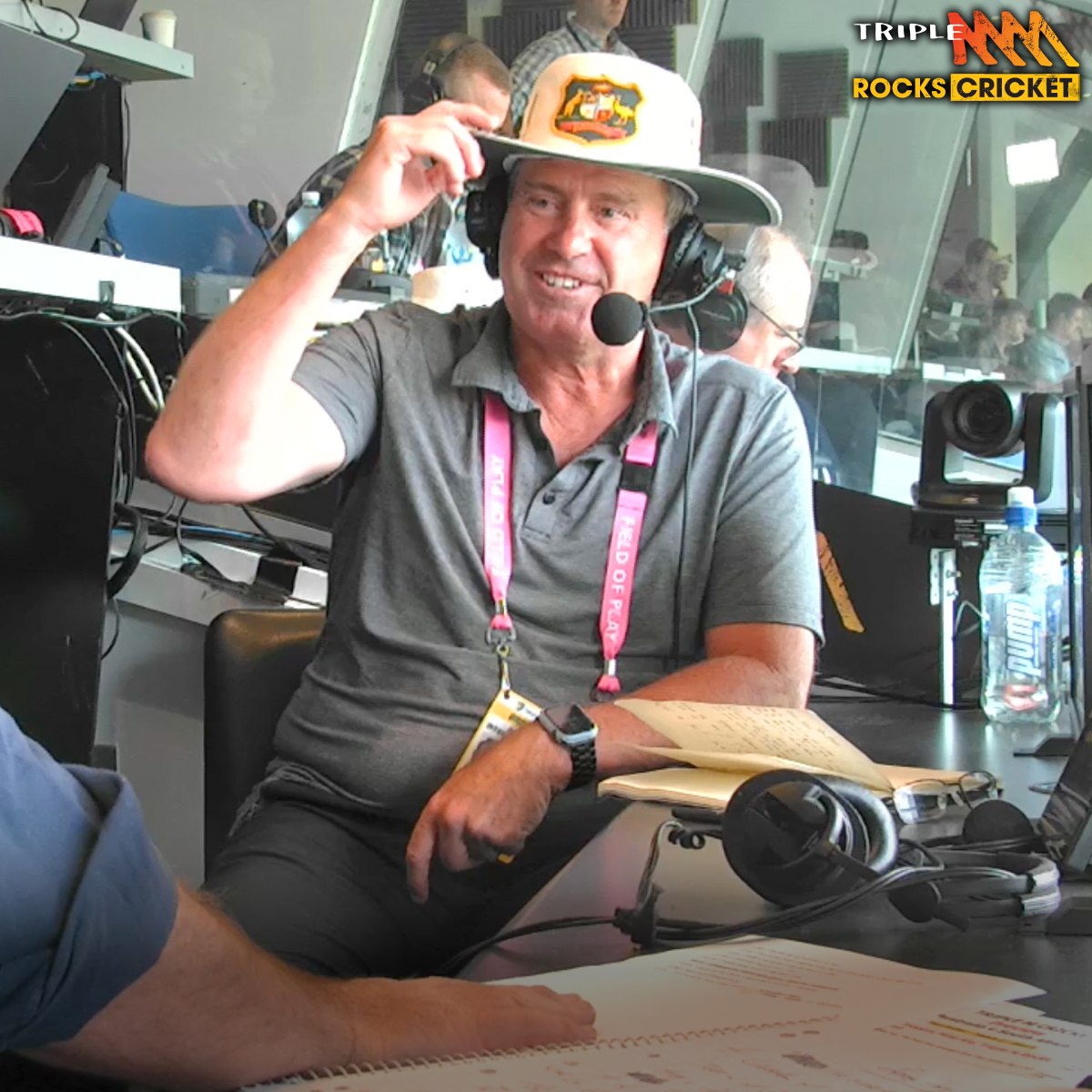 Tub repping the old school white floppy for Warnie today ❤️