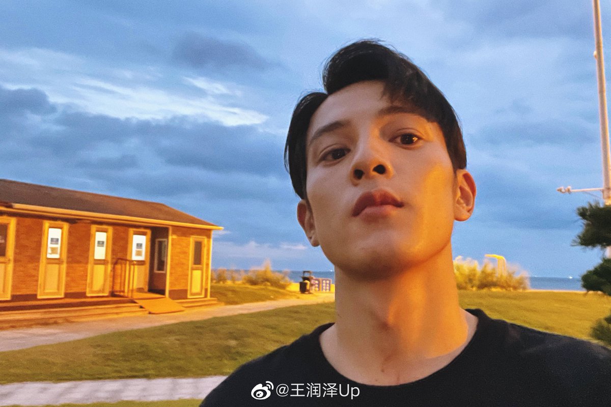 wangrunzePH_'s tweet photo. [251222]
王润泽Up Weibo Update

#sundaynight
Total seaside memories🌊

#WangRunZe #王润泽 #WangRunZePH https://t.co/IaOXY9GWq4