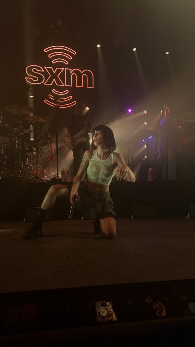 haIseylq's tweet photo. Halsey performing at the SiriusXM: Small Stage Series! #SmallStageSeries #SiriusXM
πΈ: @Demis3am https://t.co/4WUoeac39d