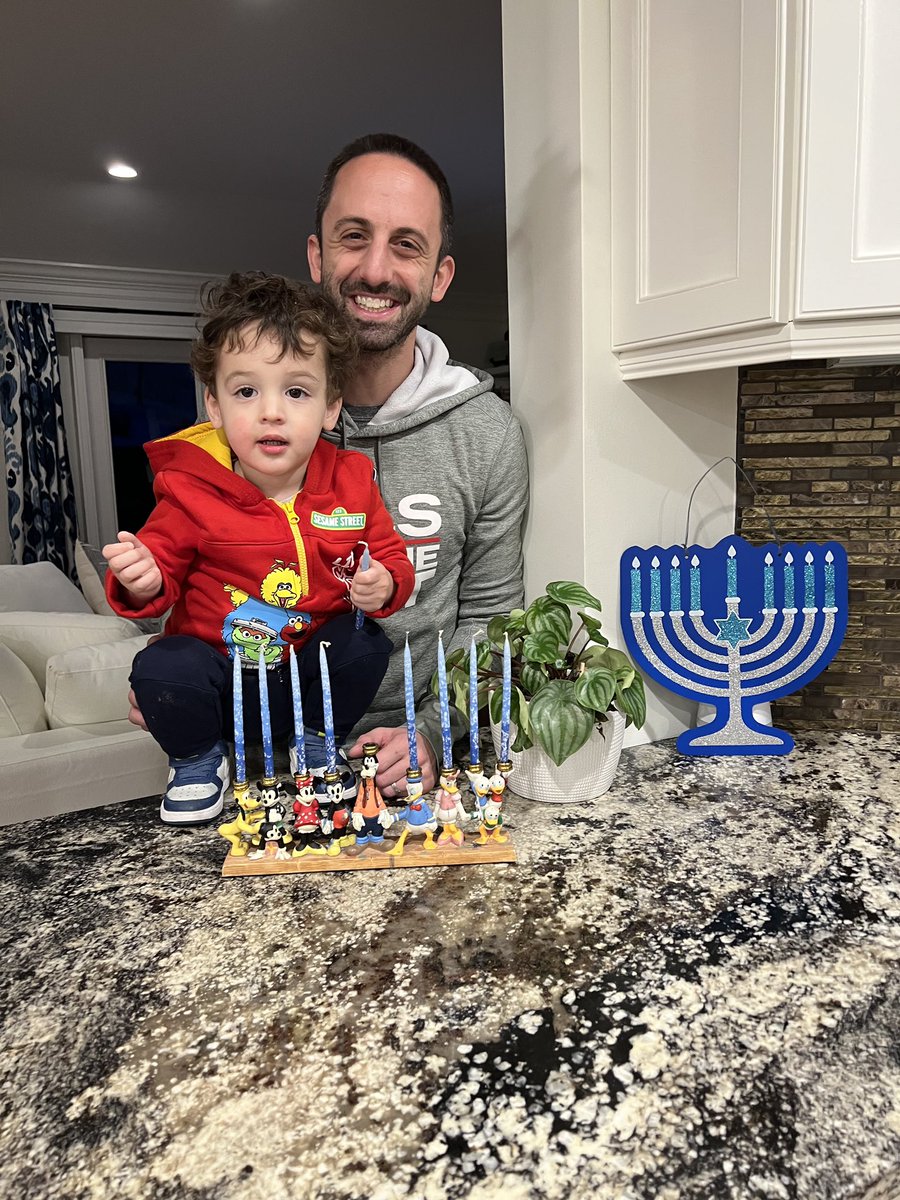 Xavier Men’s 🏀 associate head coach Adam Cohen celebrating the 8th & final night of Hanukkah with his son. 🕎

#JCA | #CoachesLightCandles | #HappyHanukkah