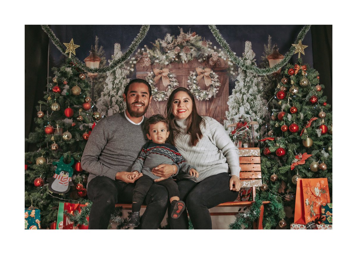 LeduRivera's tweet photo. Que la magia de la Navidad nos permita celebrar, valorar y agradecer lo que tenemos.

¡Feliz Navidad! 
🎄🎁🎅🏼☃️🪅 https://t.co/IW00BVKDzq