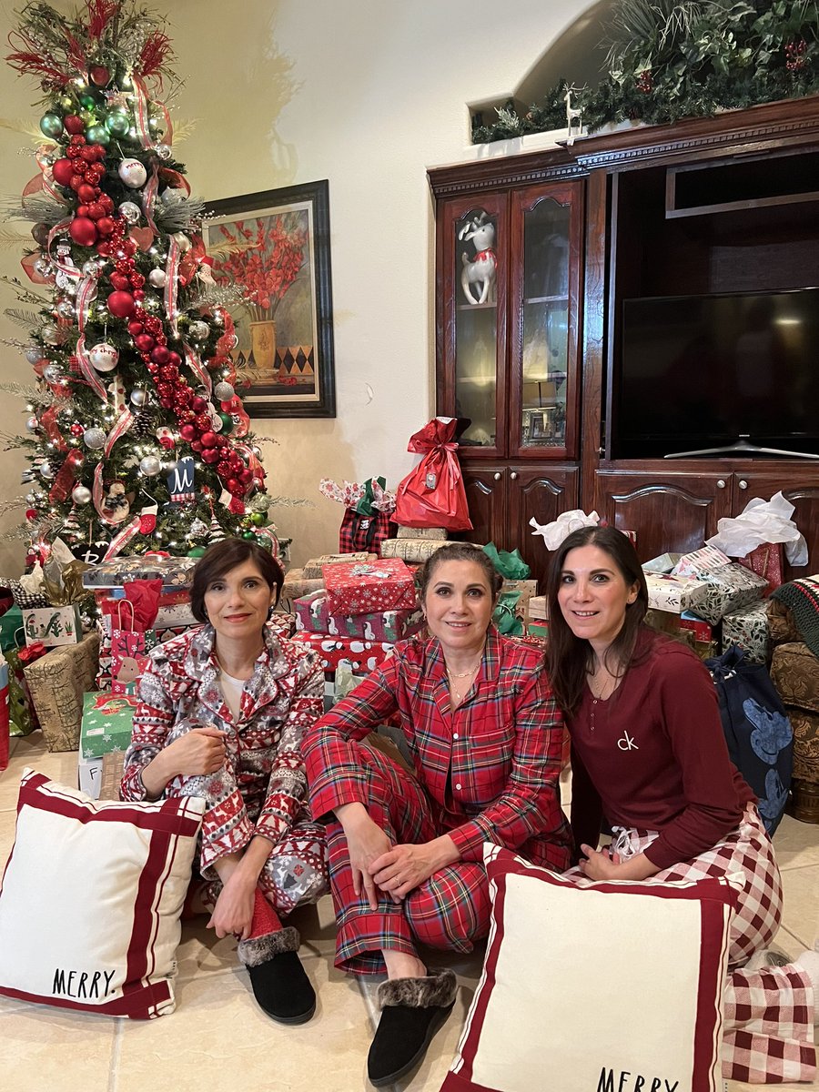 hilda1213runner's tweet photo. Merry Christmas from my family to yours!! Blessings to everyone!! 🙏🏻🎄💗 https://t.co/2FIRsdJ1up