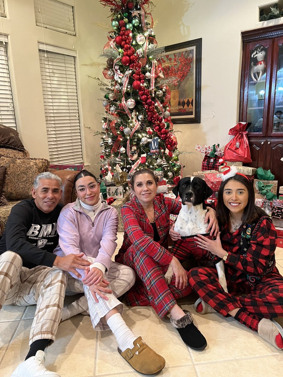 hilda1213runner's tweet photo. Merry Christmas from my family to yours!! Blessings to everyone!! 🙏🏻🎄💗 https://t.co/2FIRsdJ1up