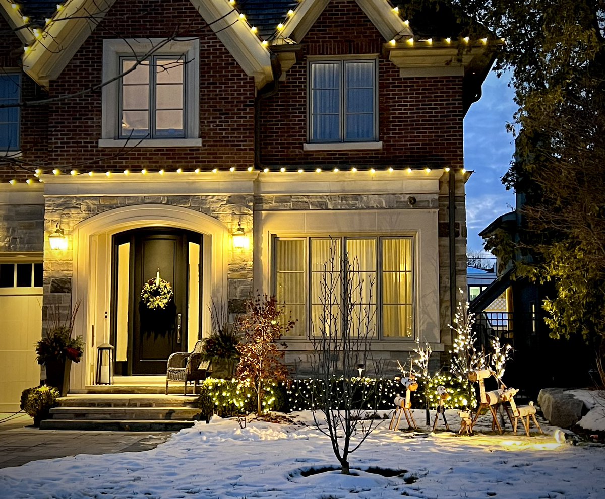 mimi125's tweet photo. @FlakPhoto Happy Holidays from Canada. https://t.co/gCYfHlk1eq