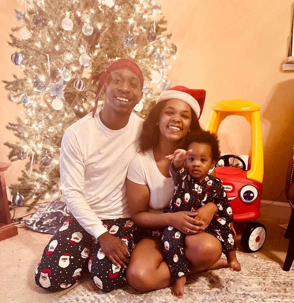 Candidly_Azuree's tweet photo. Merry Christmas from my family to yours! 🫶🏽🎄

#BlackLove #BlackSanta #HouseofPetes https://t.co/GCVOr7HIZM