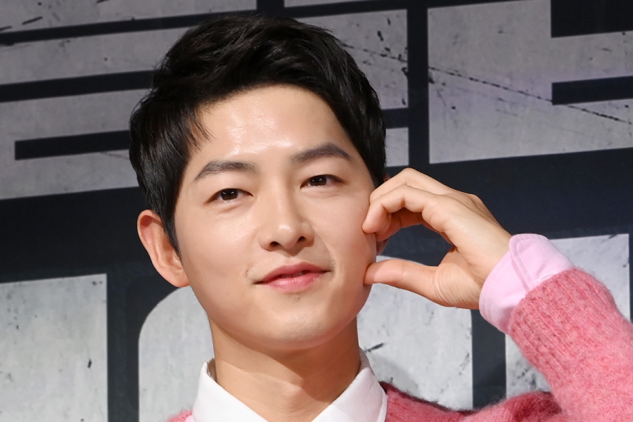 BREAKING: #SongJoongKi Confirms He's In A Relationship
soompi.com/article/156017…