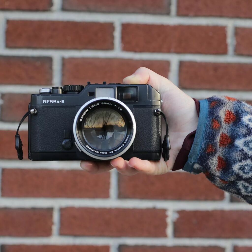 Go out with a dream.
Shoot the low light.
Bessa R and Canon 50mm f1.2

#voigtlander #bessa #canondreamlens #35mm #photography #camerastore instagr.am/p/CmnDMS3uCxg/