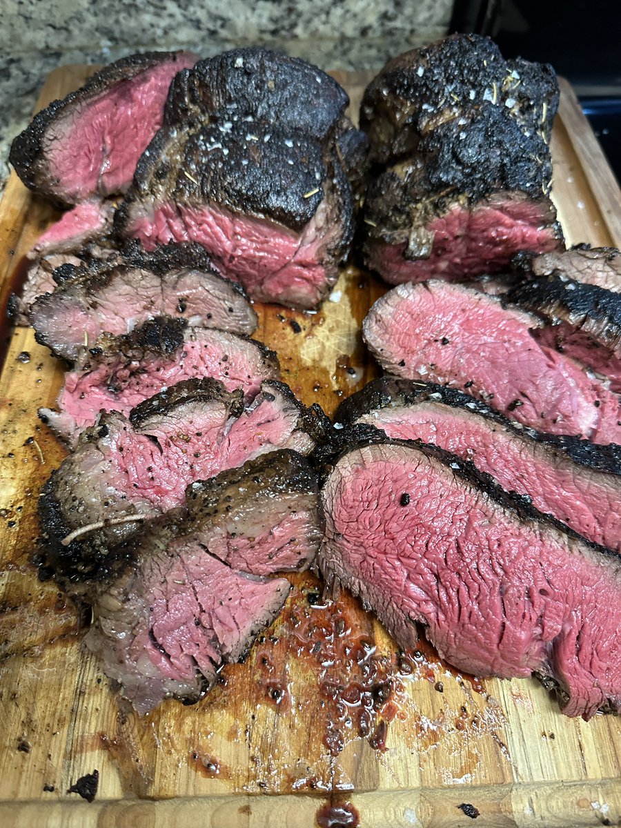 dickiebush's tweet image. Just cheffed up this beautiful beef tenderloin for Christmas Day dinner 🤌

Talk to me Steak Twitter, how’d I do?