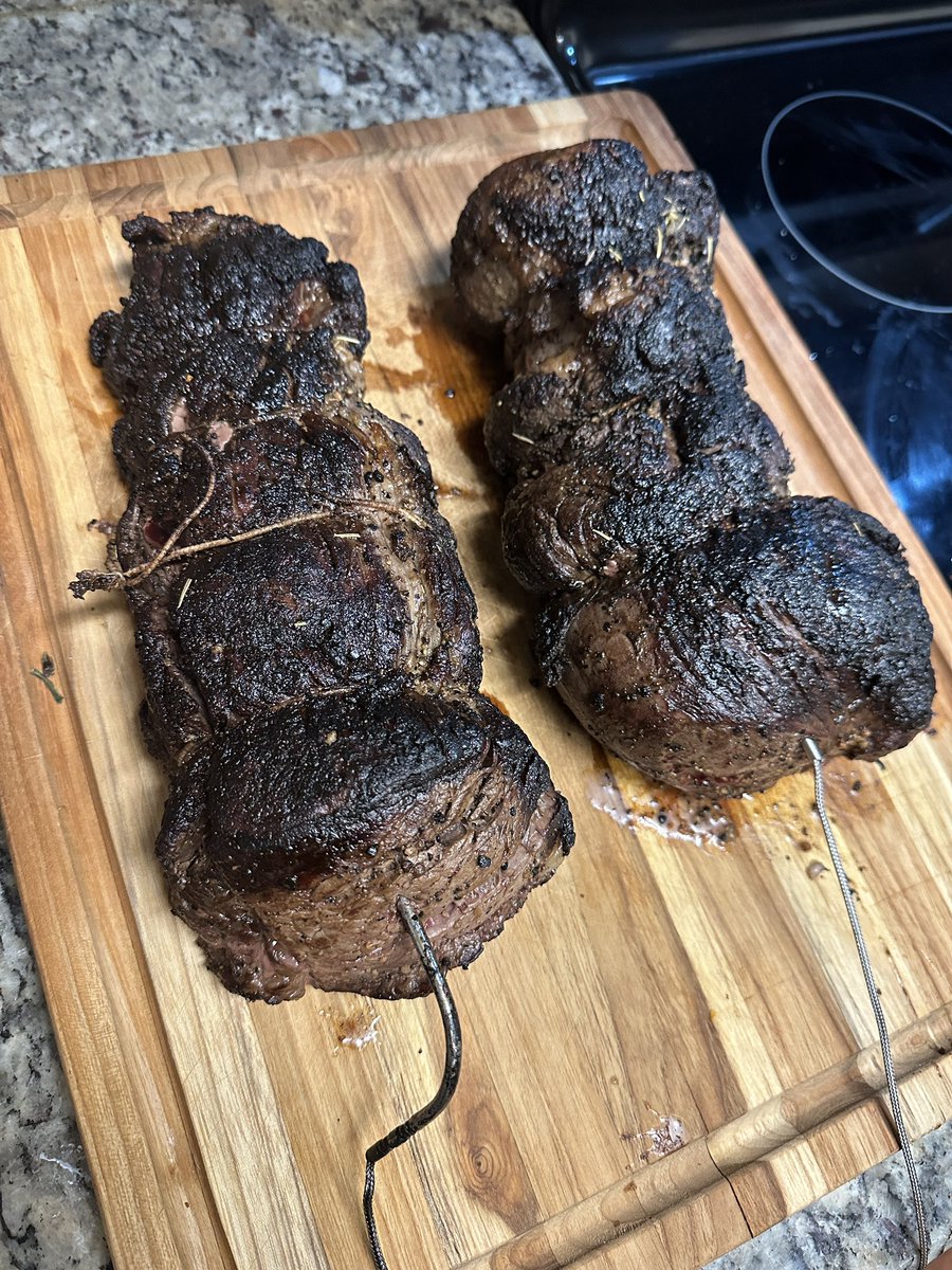 dickiebush's tweet image. Just cheffed up this beautiful beef tenderloin for Christmas Day dinner 🤌

Talk to me Steak Twitter, how’d I do?