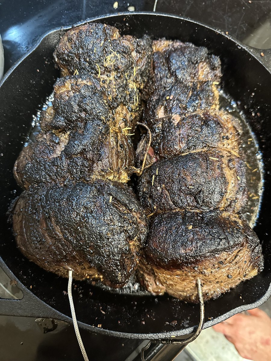 dickiebush's tweet image. Just cheffed up this beautiful beef tenderloin for Christmas Day dinner 🤌

Talk to me Steak Twitter, how’d I do?