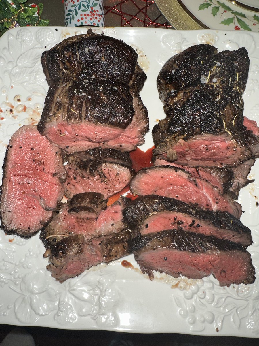dickiebush's tweet image. Just cheffed up this beautiful beef tenderloin for Christmas Day dinner 🤌

Talk to me Steak Twitter, how’d I do?