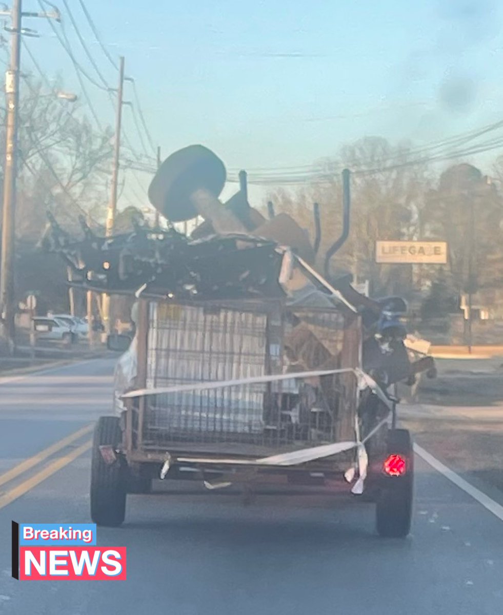 malarkey______'s tweet photo. Cousin Eddie making his way to the griswold’s family Christmas #MerryChristmas2022 #dirtywindshield https://t.co/mPBdpfkVbs