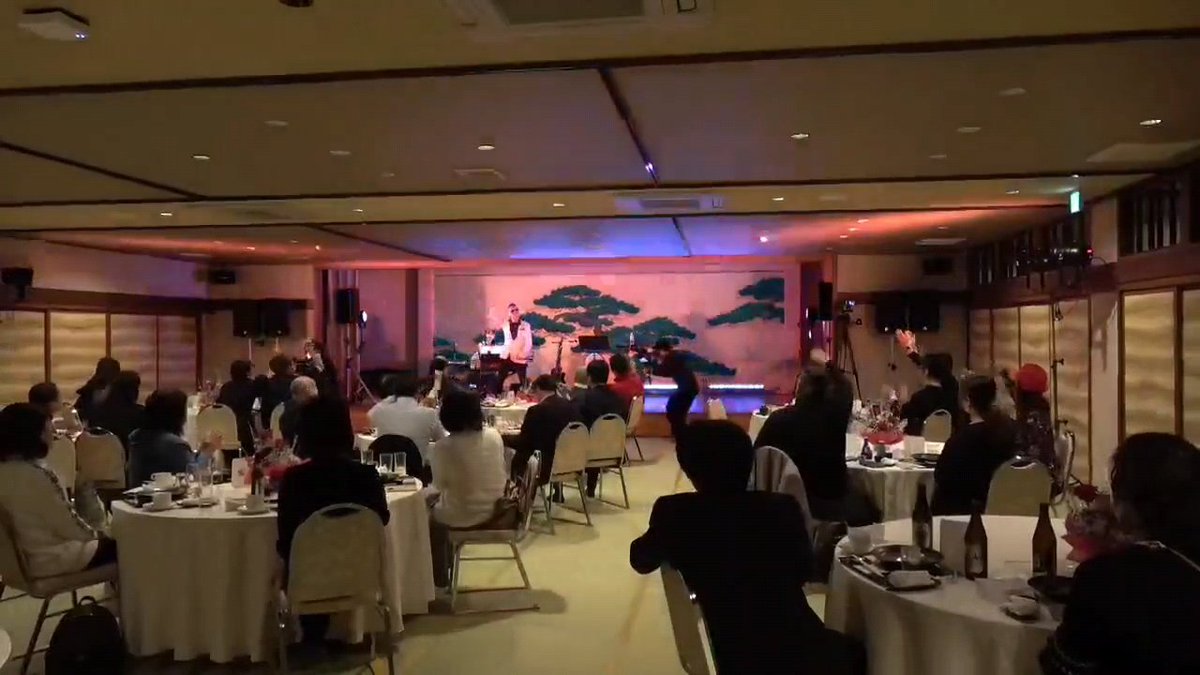 Ek0506's tweet photo. 昨日は湯めぐり宿楠水閣クリスマスディナーショー参戦🥰
勇次さんとキーボードのMearyのセッション🥰
そして演歌歌手の那珂川仁美さんのステージ🤗
素敵なクリスマスディナーショーでした🤗🎼
あ‼️ヤギも痛😨🤣
そして今日も宜しくお願いします☺️
#長渕勇次
#Meary
#那珂川仁美
#ジョン君
#楠水閣 https://t.co/89mpXvD6I5