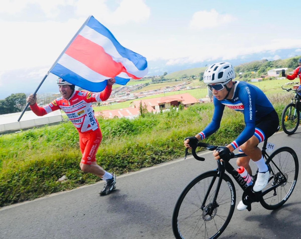 lajornadacrc's tweet photo. Una de las fotos más hermosas de la Vuelta a Costa Rica 2022…🙌🏽

El prometedor ciclista tico Kevin Rivera siendo apoyado por su padre, José Luis Rivera, cuando competía en Cartago (su provincia natal). 😍🚴🏼‍♂️🇨🇷

📸 Mario Castillo. https://t.co/X4TIA6DoyD