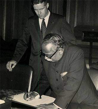 டெல்லி விமான நிலையத்திலேயேஅண்ணாவை மடக்கிப் பேட்டி காண்பது மட்டுமல்லாமல் அவரது ஆங்கிலப்புலமையையும் சோதித்துப் பார்த்து விடலாம் என்று எண்ணியஅந்த நிருபர் அவ்வாறே அண்ணாவைப் பேட்டியும் கண்டாராம்.

விமானத்திலிருந்து இறங்கி வெளியே வந்து கொண்டிருந்த அண்ணாவைப் பார்த்துத் தன்னை