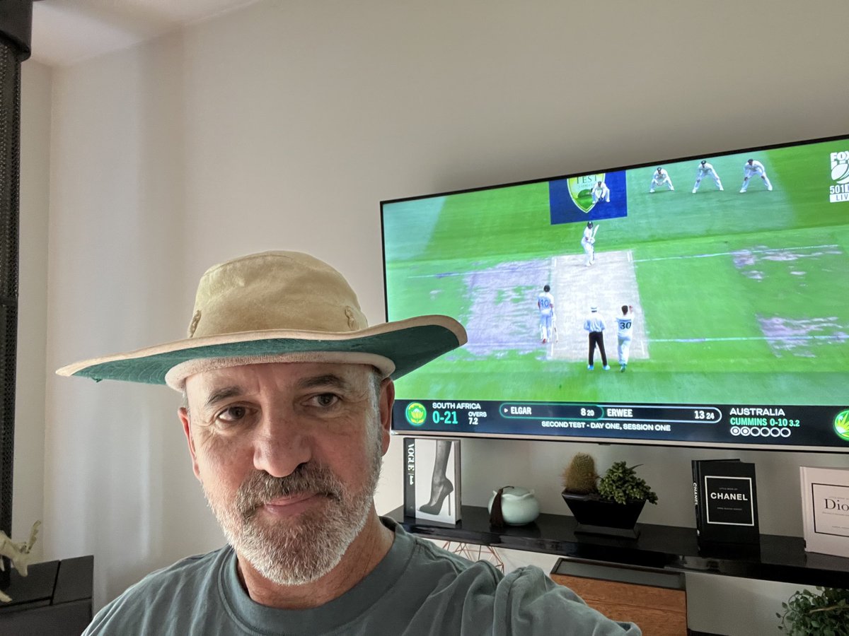 DavidTate378's tweet photo. My old white floppy has seen better days but just has to wear it today in respect of the King. #ripwarney https://t.co/joOA1p3rSq