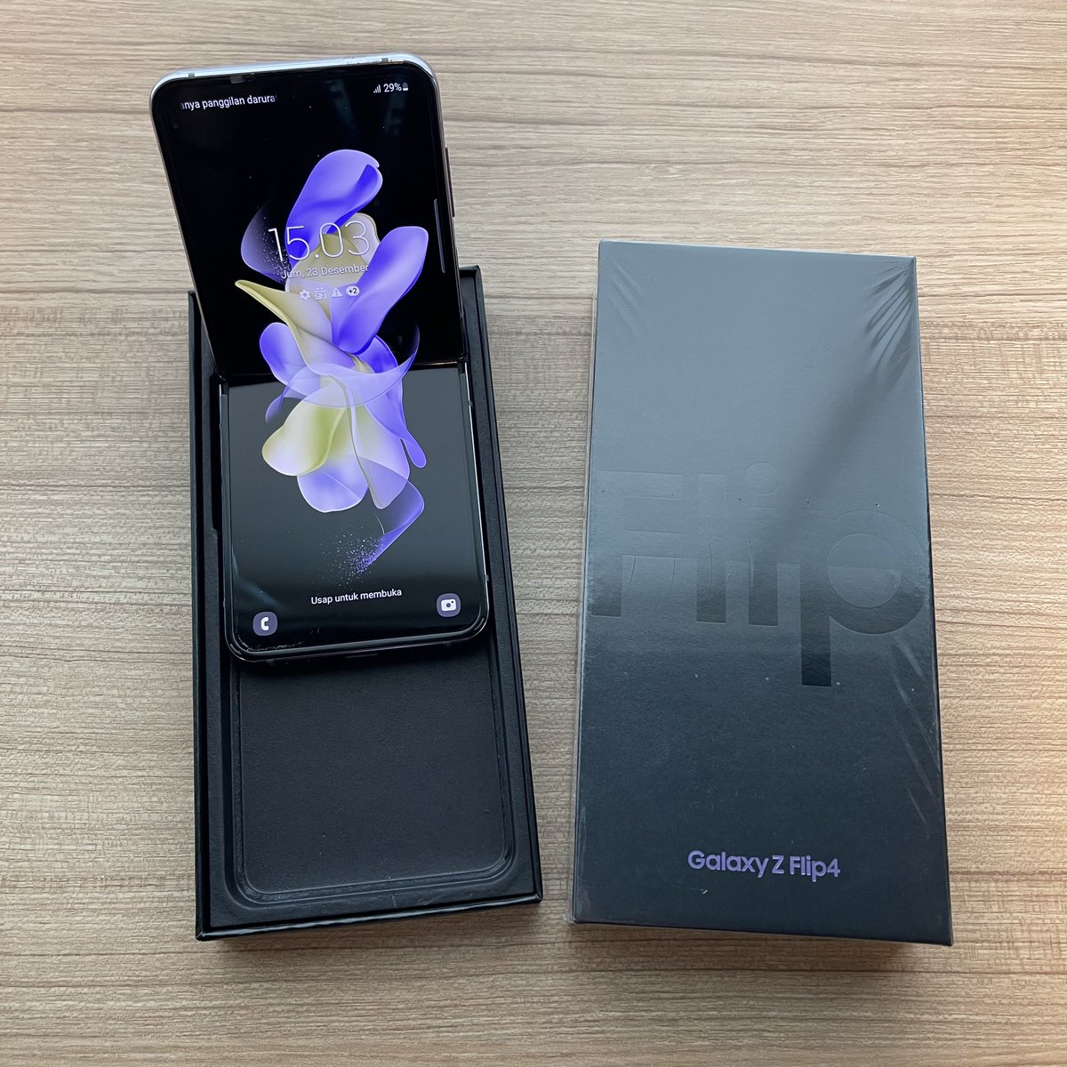 Bentar lg tahun baru nih, hp baru seru kali yaaa? 😏

Eh, tp ada gak sih dari kalian yg punya resolusi ganti hp tp belom kesampean juga? Misalnya pengen punya hp kayak ini nihhh.. Rencana mimin mau bikin Giveaway bagi2 hp 🎁 tapiii kalo yg mau ikutan rame sih~