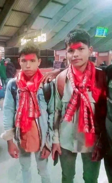 ajayRAI__'s tweet photo. फिल्टर युज गरेर यि भुसतिघ्रे भाई हरु ले सब लाई बेवकुफ बनाएछन्
हामी नेपाली फेरी चाँडै भावना मा बहकिन्छौ !
फोटो देखेर मेरोनि कता कता मुटुमा चसक्क परेको थियो 🙂🙂😂 https://t.co/kYUrYJq1Fy