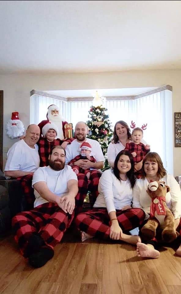 leeroy09123's tweet photo. Merry Christmas to everyone from my family to you and yours https://t.co/Y5FLxPUgT1