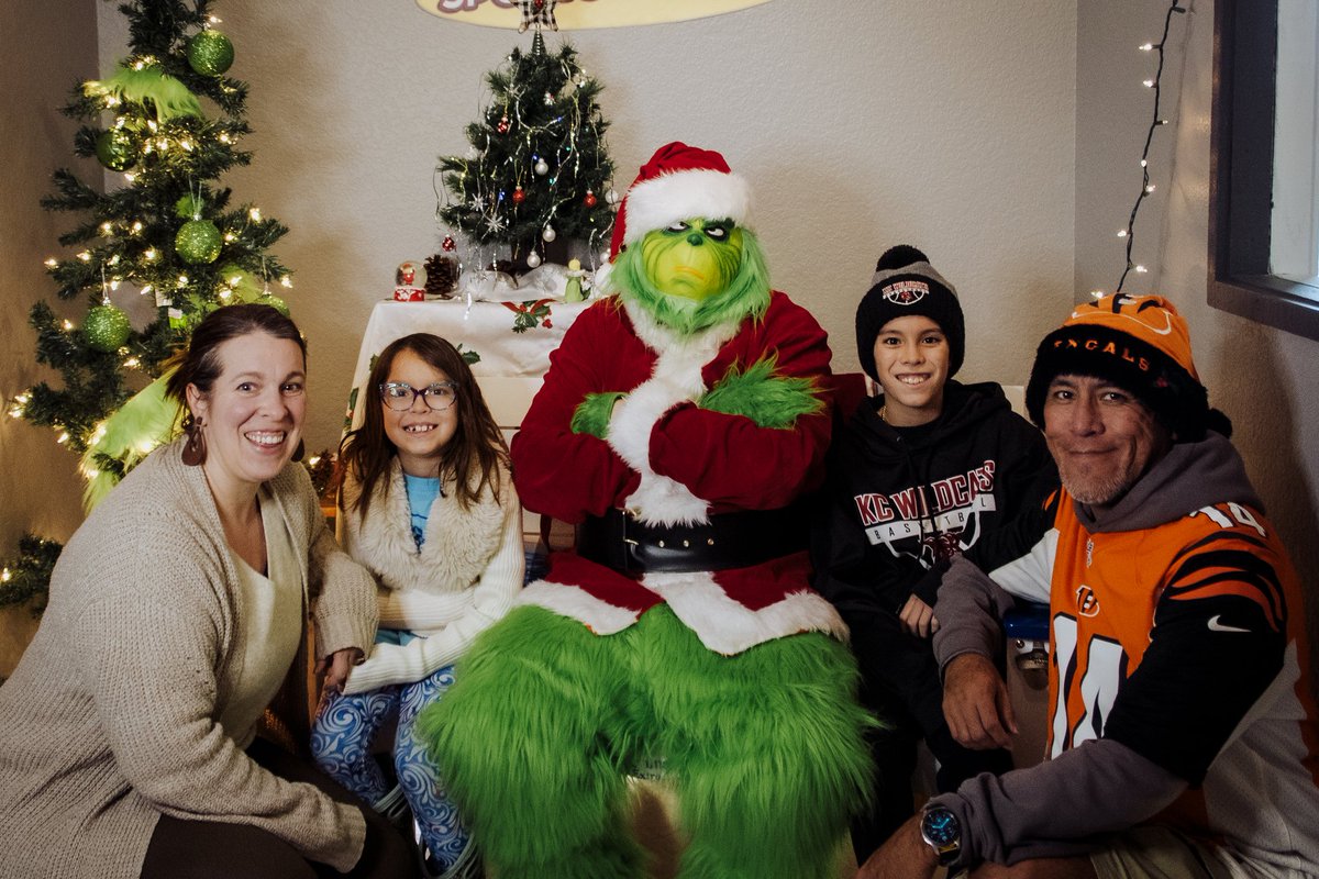 DaltonSignature's tweet photo. We were sick awhile &amp; missed all ops 2 see Santa 4 photos. Finally we got over our colds &amp; was left w/the Grinch! 😂
Top it off he's a RAMs fan! He asked what we wanted 4 Xmas... Guess what I asked for... 🤣
#DaltonFamily #MerryChristmas #RuleTheJungle #GreysonTrey #TeaganRae https://t.co/txv4xk6Uft