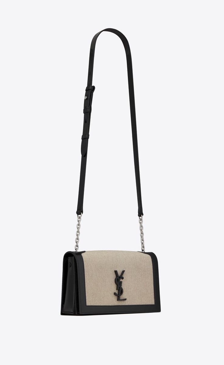wildxmxn's tweet photo. Este es regalo doble, @sweetnothvng. 

Feliz cumpleaños y, sobre todo, Feliz Navidad. Los niños eligieron el llavero junto a la bolsa y, como siempre, drinks’ on me. https://t.co/uaWPE6pwnb