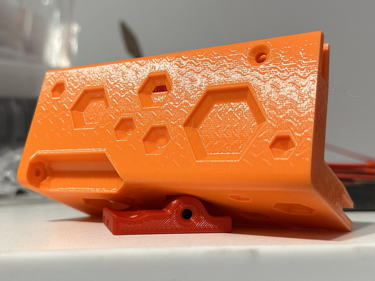 notrslau's tweet photo. Changed esteps and Z offset (was 2.65mm with DD, 2.85mm with NG). Resliced with 1mm &amp; 45mms/ retract. Should have done a PID tune but ran a print because I was impatient. Turned out great! 150mm tall printed vertically. No uneven layer lines even under worst possible lighting 👏 https://t.co/RRlM72al2w