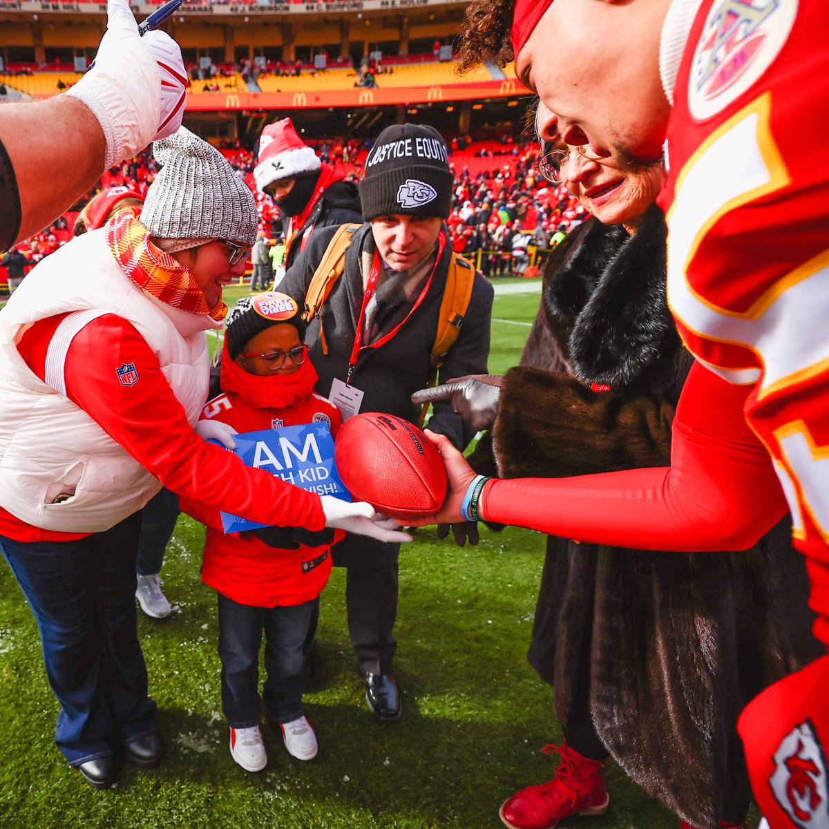 Today, give @PatrickMahomes the gift of retweets 🎁 1 RT = 1 vote to help him win $25k for @15andMahomies Foundation! #WPMOYChallenge