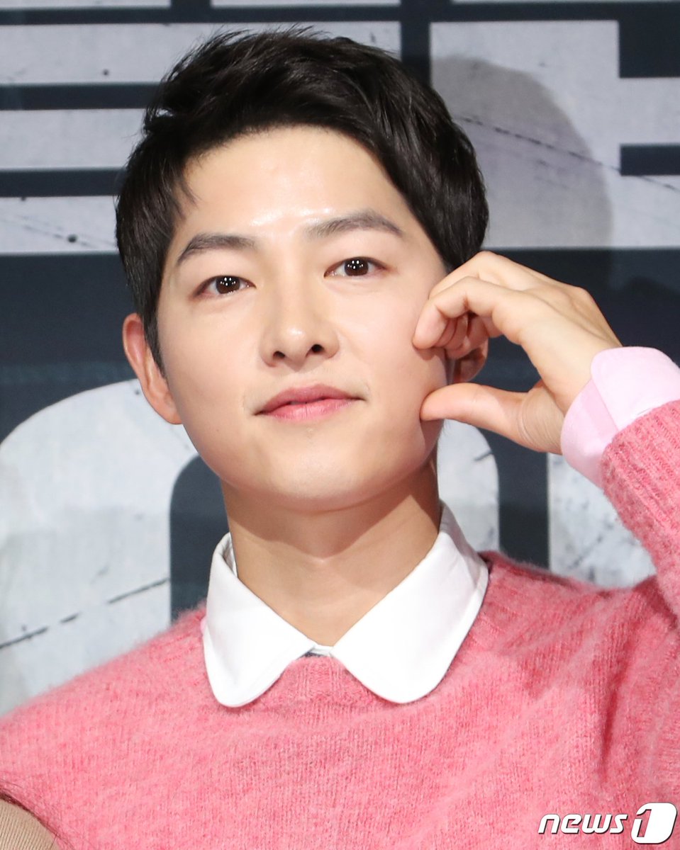 kdramatreats's tweet photo. #SongJoongKi is confirmed to be in relationship with a British woman (non-celebrity)!

"Actor Song Joong Ki is currently seeing a woman with positive feelings. We hope that you will look warmly upon their relationship.” https://t.co/Jrv8O2dEu0