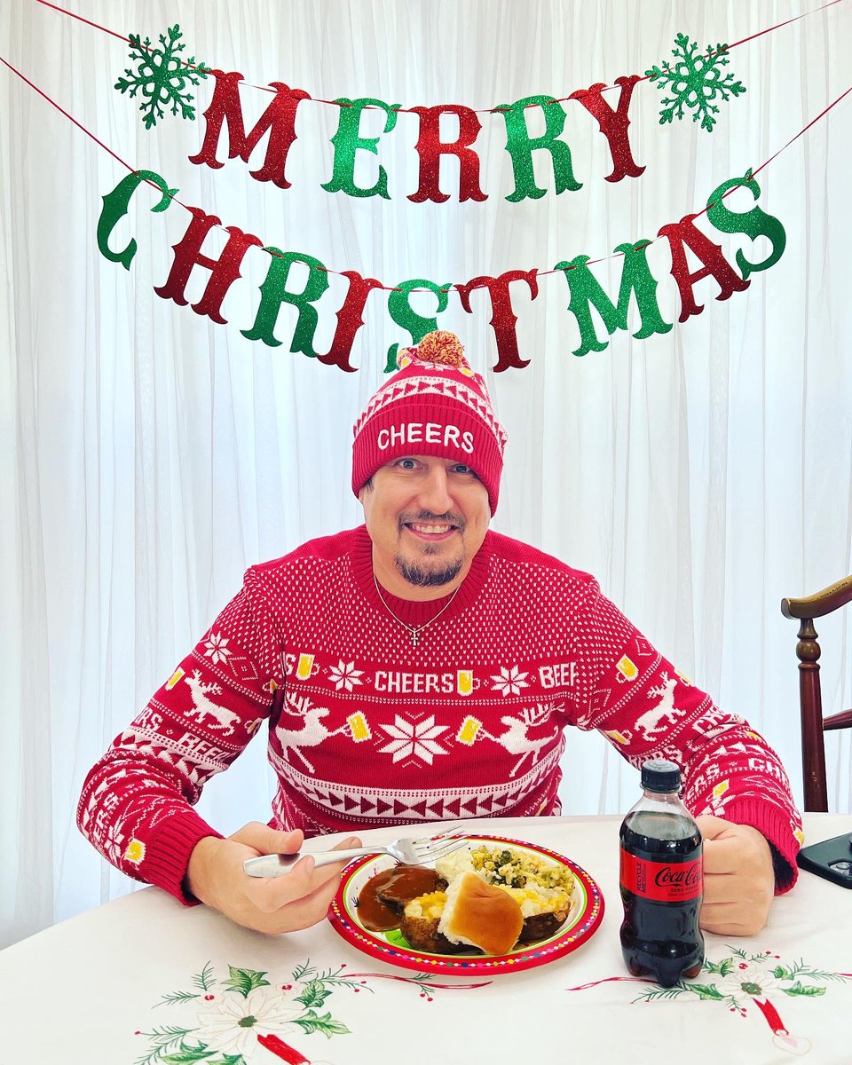 Kris10bd's tweet photo. @CocaCola This looks like a Christmas ad to me 😂😍!! #MerryChristmas https://t.co/66G8PWh8Ns