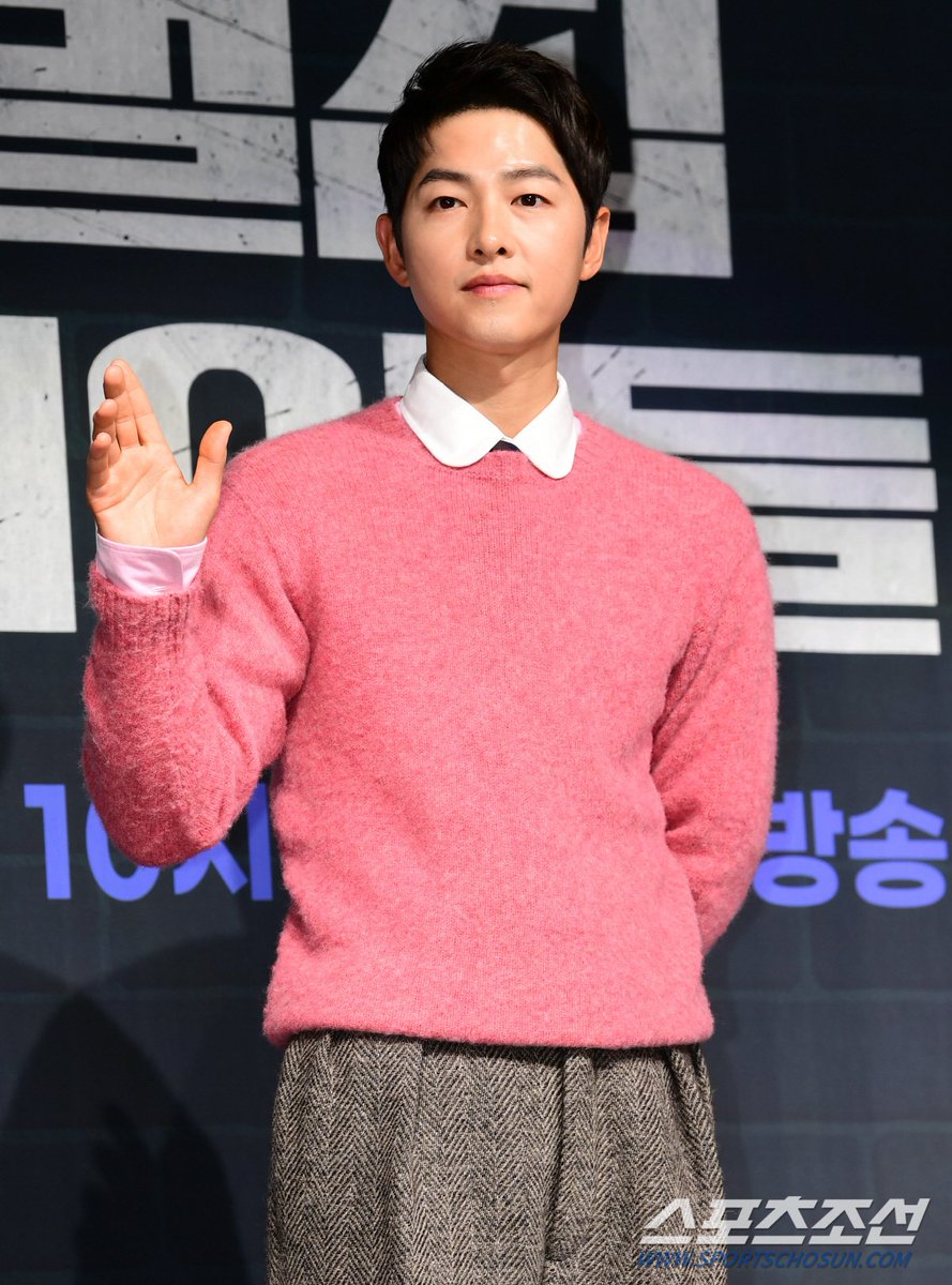 KoreanUpdates's tweet photo. Agency confirms that #SongJoongki is in a relationship with a non-celebrity, but no more details can be shared.

Congratulations to the lovebirds!💕

https://t.co/IECFyg9S0G #KoreanUpdates RZ https://t.co/Wa8xHUn3HF