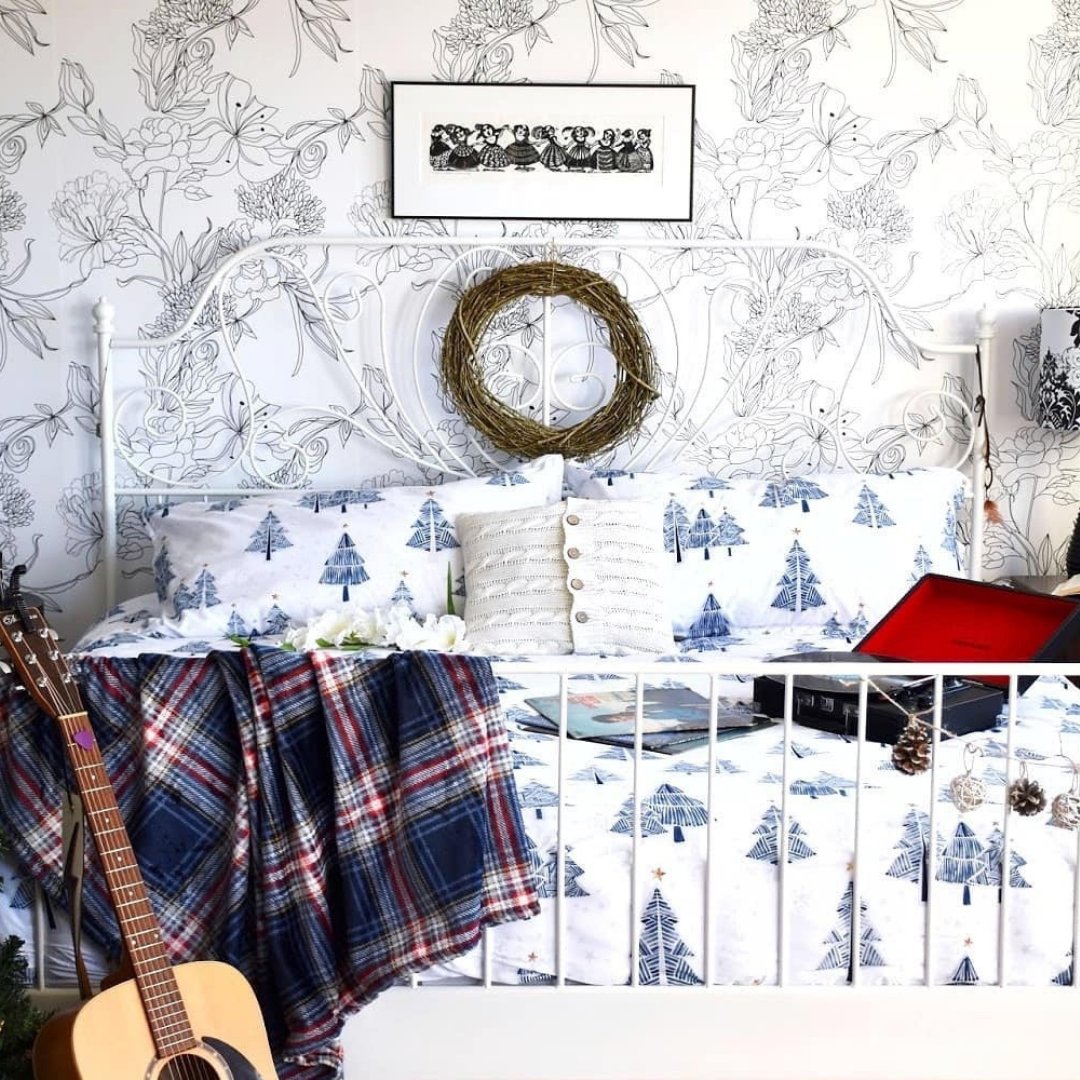 Waking in a winter wonderland ❄️🌲⛄️

Happy Holidays from WallsNeedLove!

Featuring: Sketch Floral