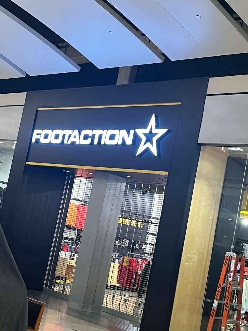 SneakerDave's tweet photo. Mar just informed me that the last Footaction USA in existence closed yesterday in San Antonio. https://t.co/F6dflfoSvm