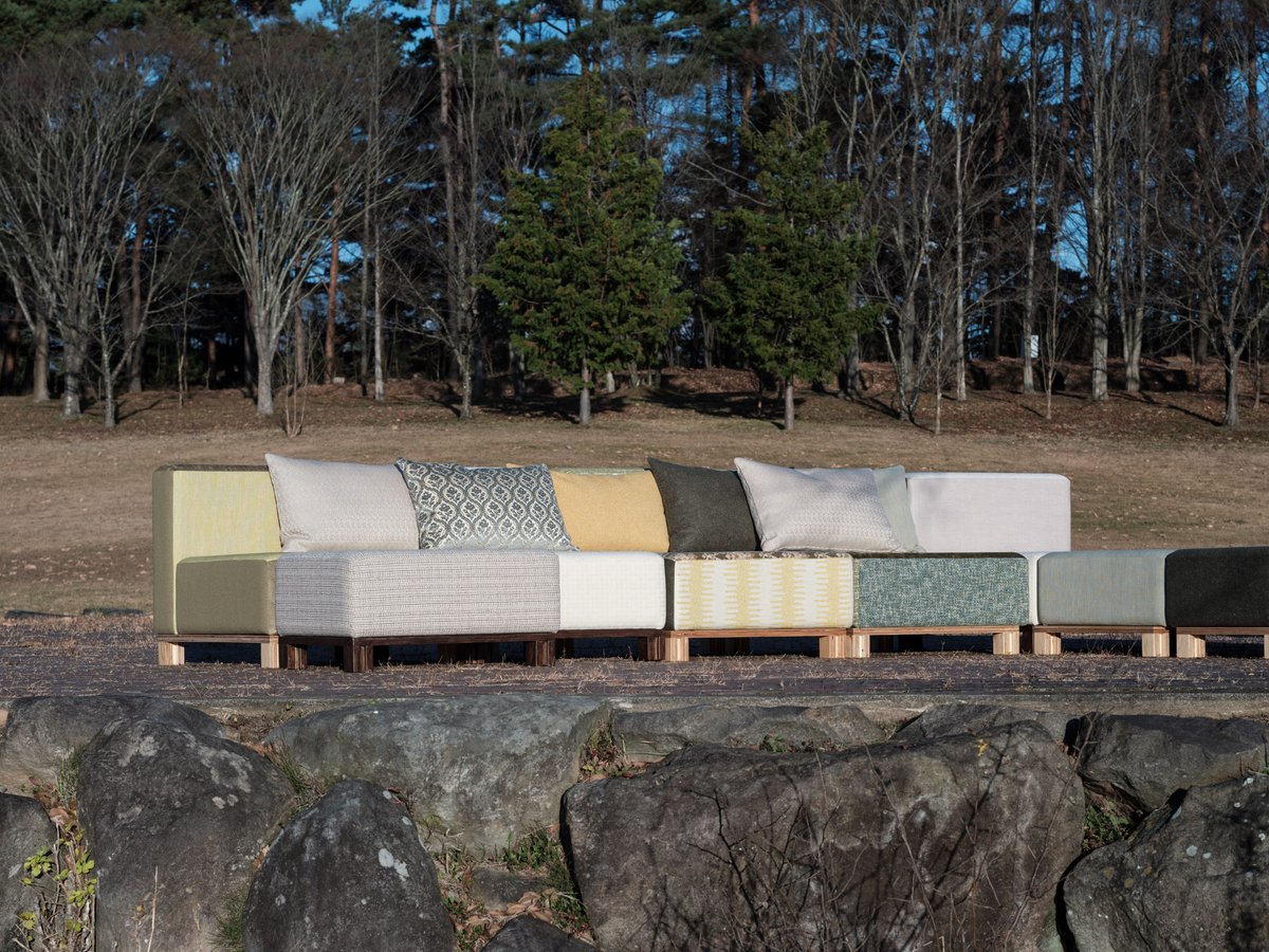 おはようございます。

長野県東御市の問touで開催している
わざわざ×マニュアルグラフのコラボソファ「TSUGU」の展示即売会も、本日が最終日となりました。

営業時間は17:00までとなっておりますので、ぜひソファを見にお立ち寄りくださいね。