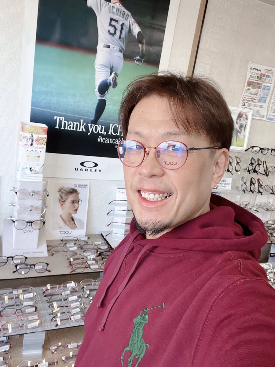 Opt_Fuji's tweet photo. おは富士🗻
昨日の夕方に遠近両用のレンズ発注したら納品は年明けの5日でした😅
年明けでもいいよ〜って方お待ちしてます🙇♂️
もちろん単焦点でしたらまだまだ間に合いますからね〜🤗
今日のメガネは #TiDOU です👓
このフレームなら男女どちらでも掛けられますよ〜😊
最近そんなフレームが多いです😄 https://t.co/pGZRVUv0uM
