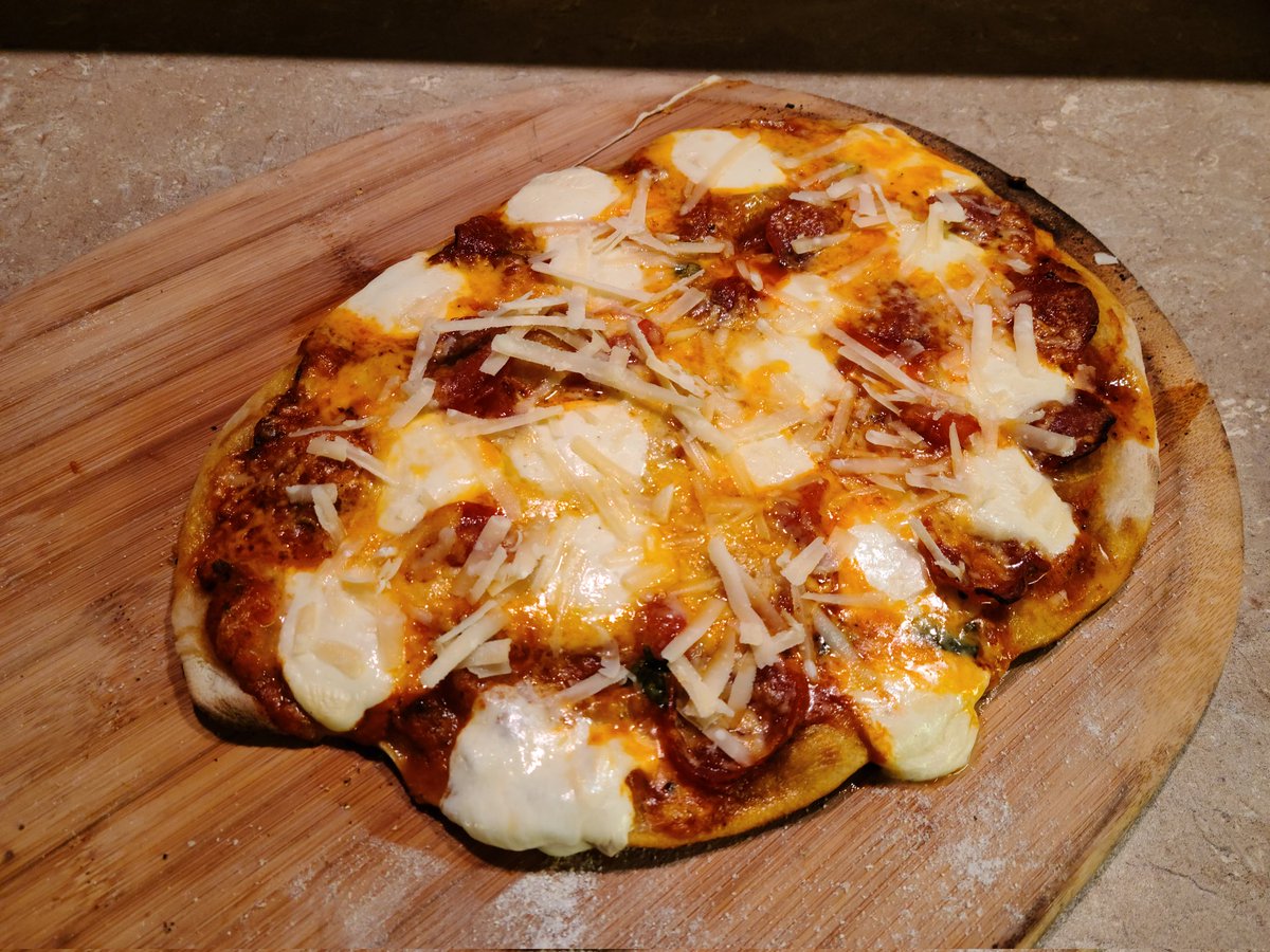 sonyall17's tweet photo. Christmas pizza.  No muss, no fuss https://t.co/vzC90ZuQnS