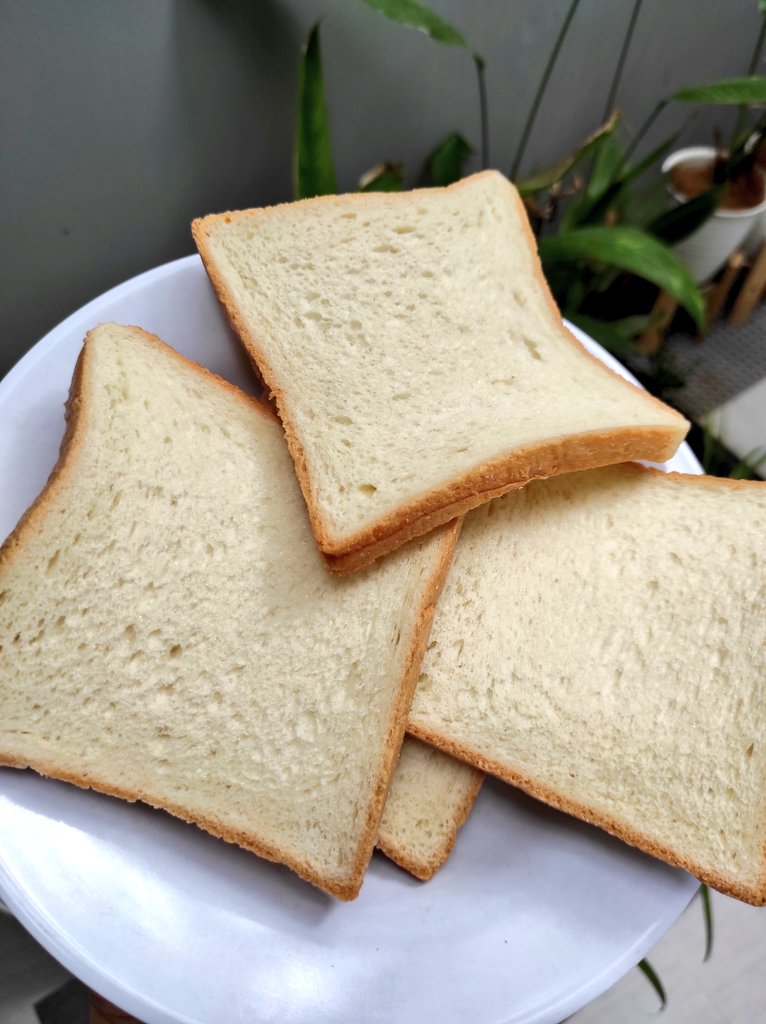 Lifehack yg mungkin kalian belum tau, simpen roti tawar di freezer bisa bertahan sampe hitungan bulan.

Ajaib, rotinya masih bagus, kering, ga basah sama sekali, tetep empuk, lembut, sama kaya roti baru. Sejak tau cara ini ga pernah lagi buang2 roti karena expired atau jamuran.