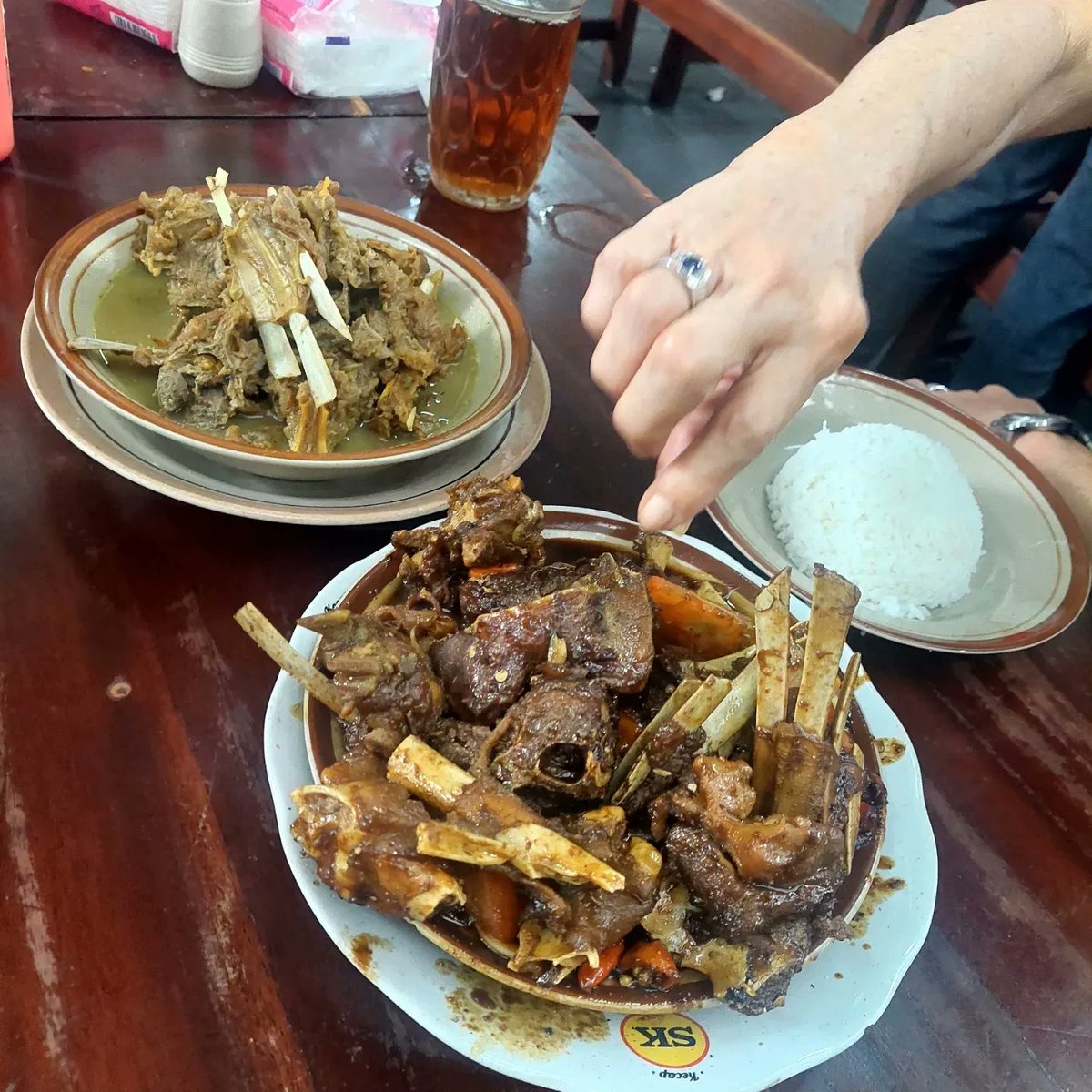 dianchen09's tweet photo. Selamat makan guys https://t.co/z9382DJ2tX