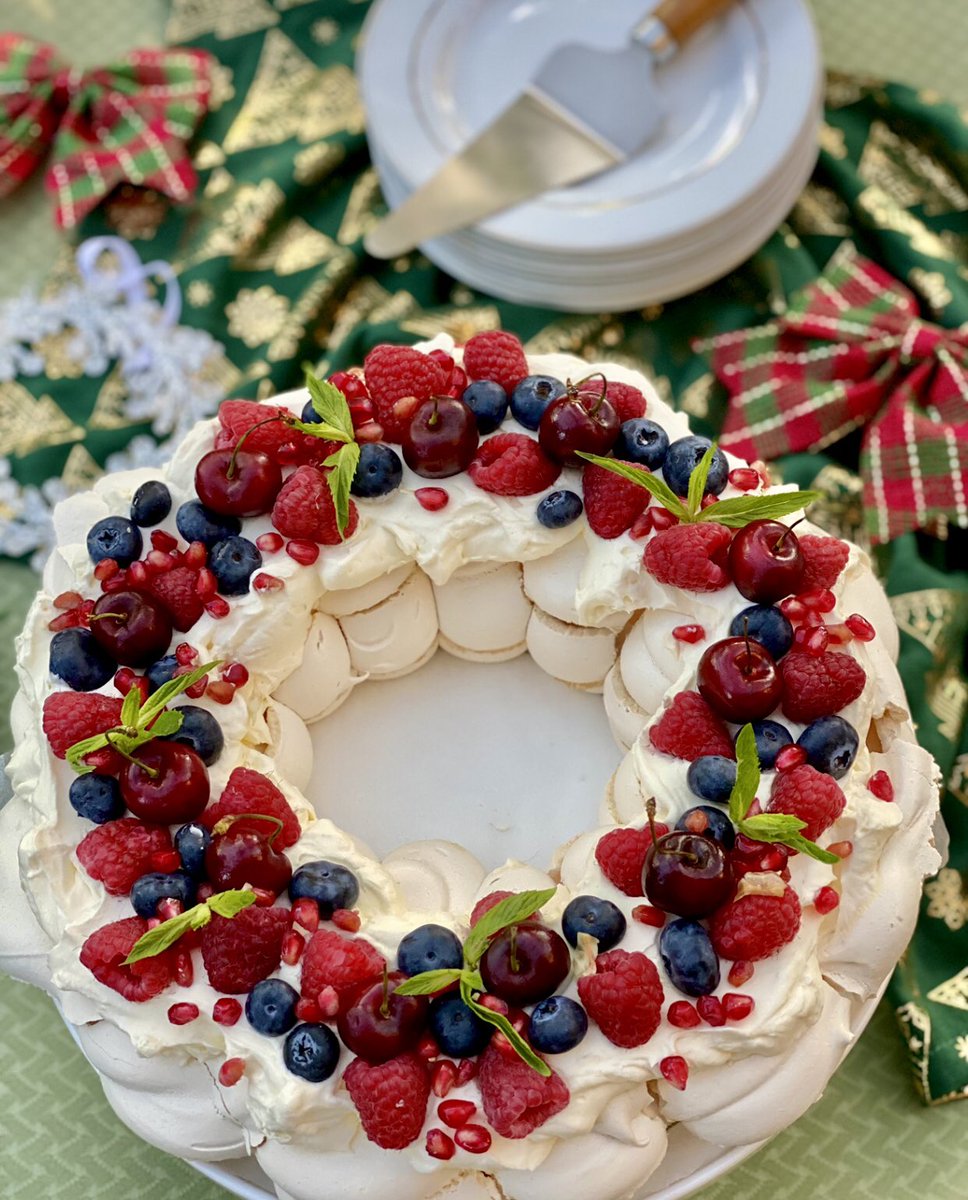 Christmas Pavlova Wreath - recipe at 3catsfoodie.com #pavlova #wreath #ediblewreath #xmas #christmas #stunning #goodlooking #dessert #Centerpiece #sugar #sweets #beautiful