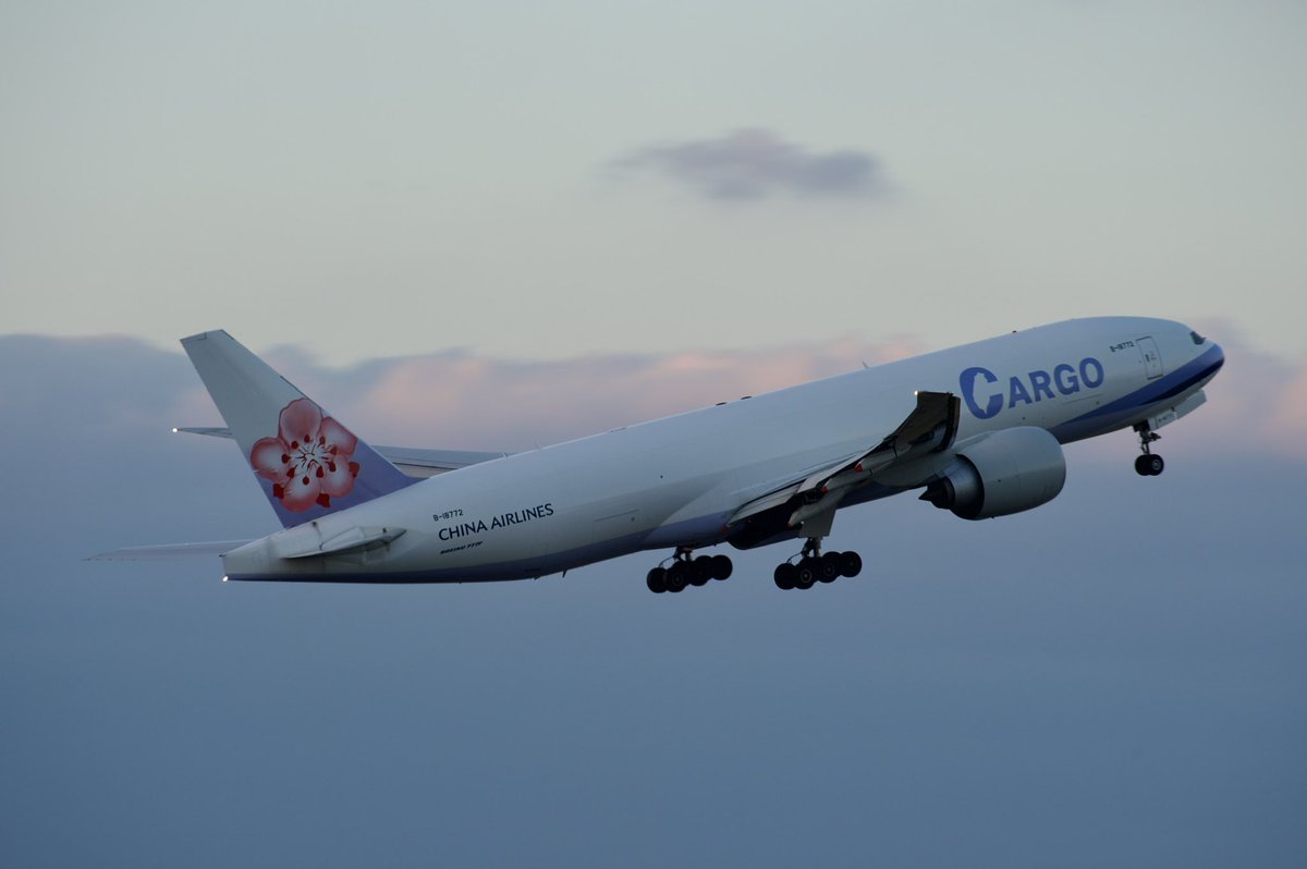 wwhsiang's tweet photo. おはようございます☀
#cargo #boeing777 #takoff https://t.co/my6NvADd6M
