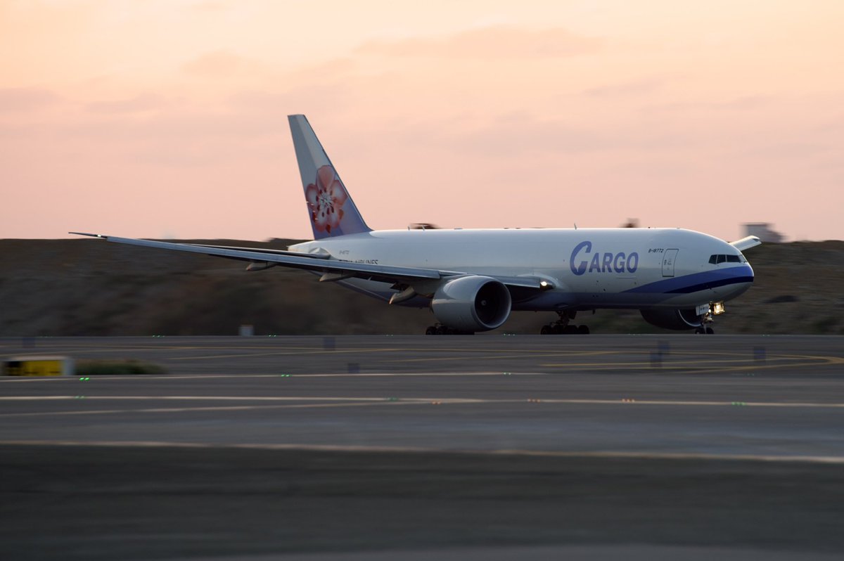 wwhsiang's tweet photo. おはようございます☀
#cargo #boeing777 #takoff https://t.co/my6NvADd6M