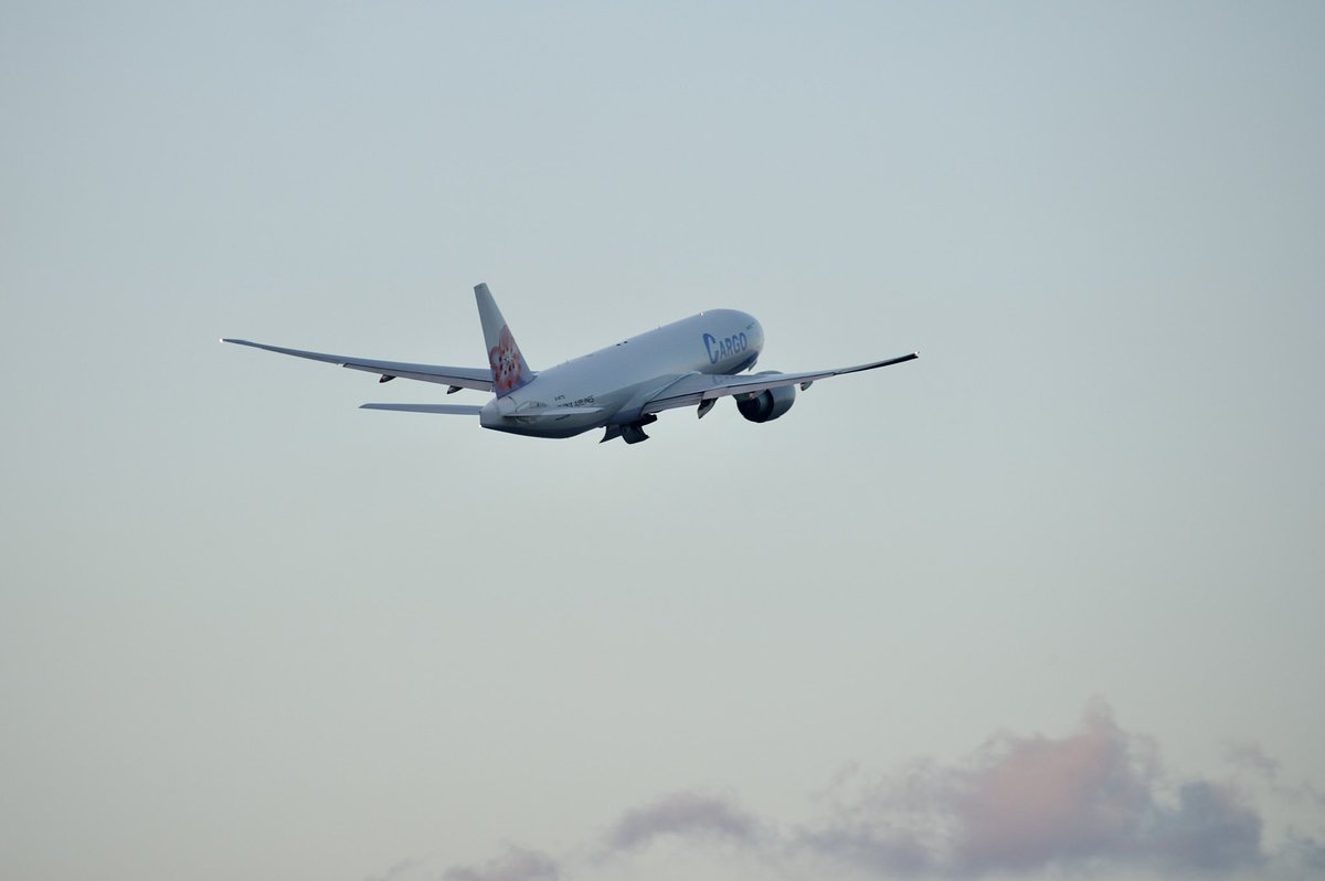 wwhsiang's tweet photo. おはようございます☀
#cargo #boeing777 #takoff https://t.co/my6NvADd6M