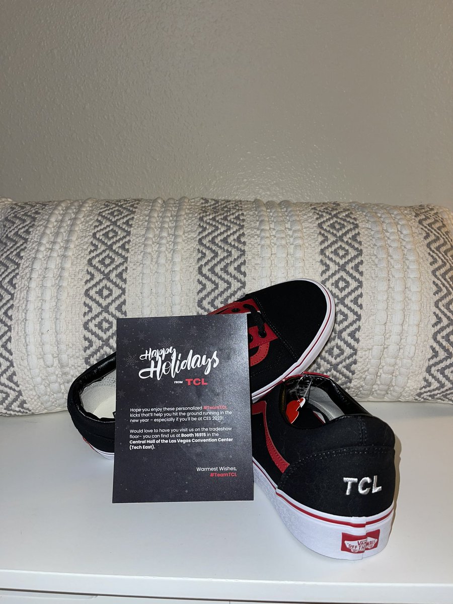 Happy Holidays to the TCL familia!!

@TCL_USA hooked me up with custom made @Vans and the colors are 🔥🔥🔥

Thank you for the love and for making my Christmas even better ❤️
#tclpartner