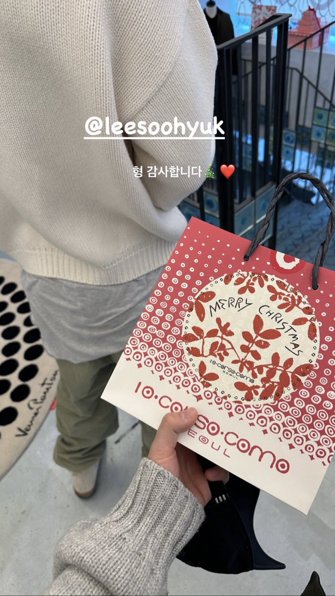 jayjuyeon's tweet photo. Imagine having a Christmas date with Actor Lee Soohyuk and spoiling you with foods and gifts! Gosh, Hoshi baby girl fr. 🎄♥️ More sweet insta stories w/ you both pls! ✨ #SooShi https://t.co/yhKRlGkR6U
