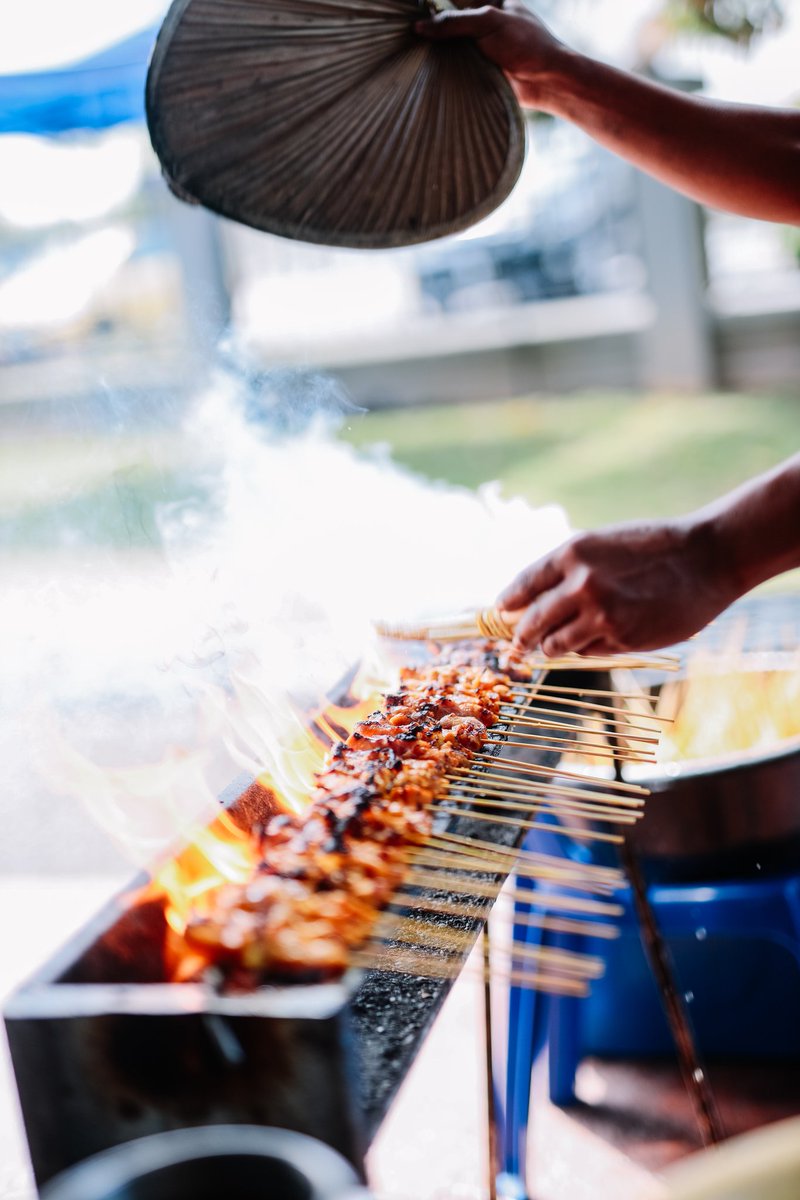 Kiselwitxh_'s tweet photo. Flexing my own wedding with 11 tong balang air and satay ayam without lemak di tengah hari. Can I repeat my own wedding pwease? 😭😭😭 Nakkkkkkk https://t.co/jwoKLQRHmQ