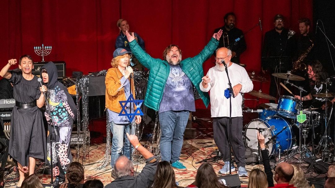 consequence's tweet photo. Dave Grohl delivers an all-star rendition of Randy Newman's "I Love LA" with @KarenO, @Beck, @JackBlack, Kyle Gass, @Pink, @GregKurstin, and Inara George to close out this year's Hanukkah Sessions: https://t.co/imaBtZdZA1

@foofighters @gassleak #HanukkahSessions https://t.co/HQE0wP1tV5