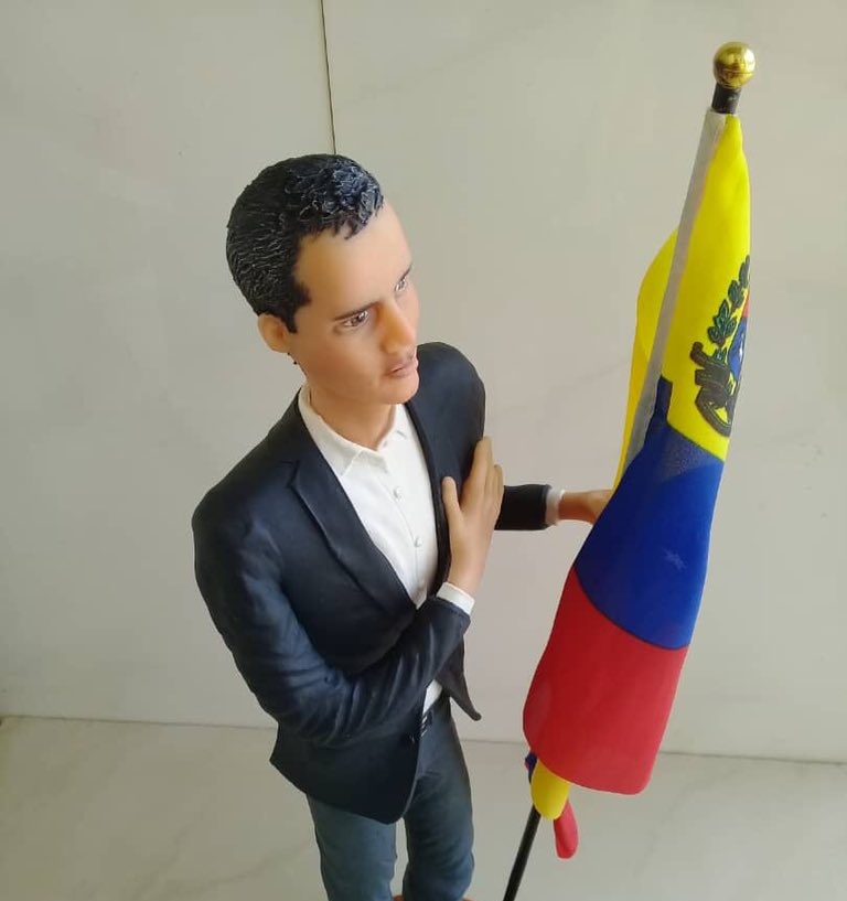 xwactivo's tweet photo. salió un muñeco de guaido que usa pilas triple A lo enciende y igual no hace nada 🤣🤣🤣 https://t.co/UVgvylnB9p