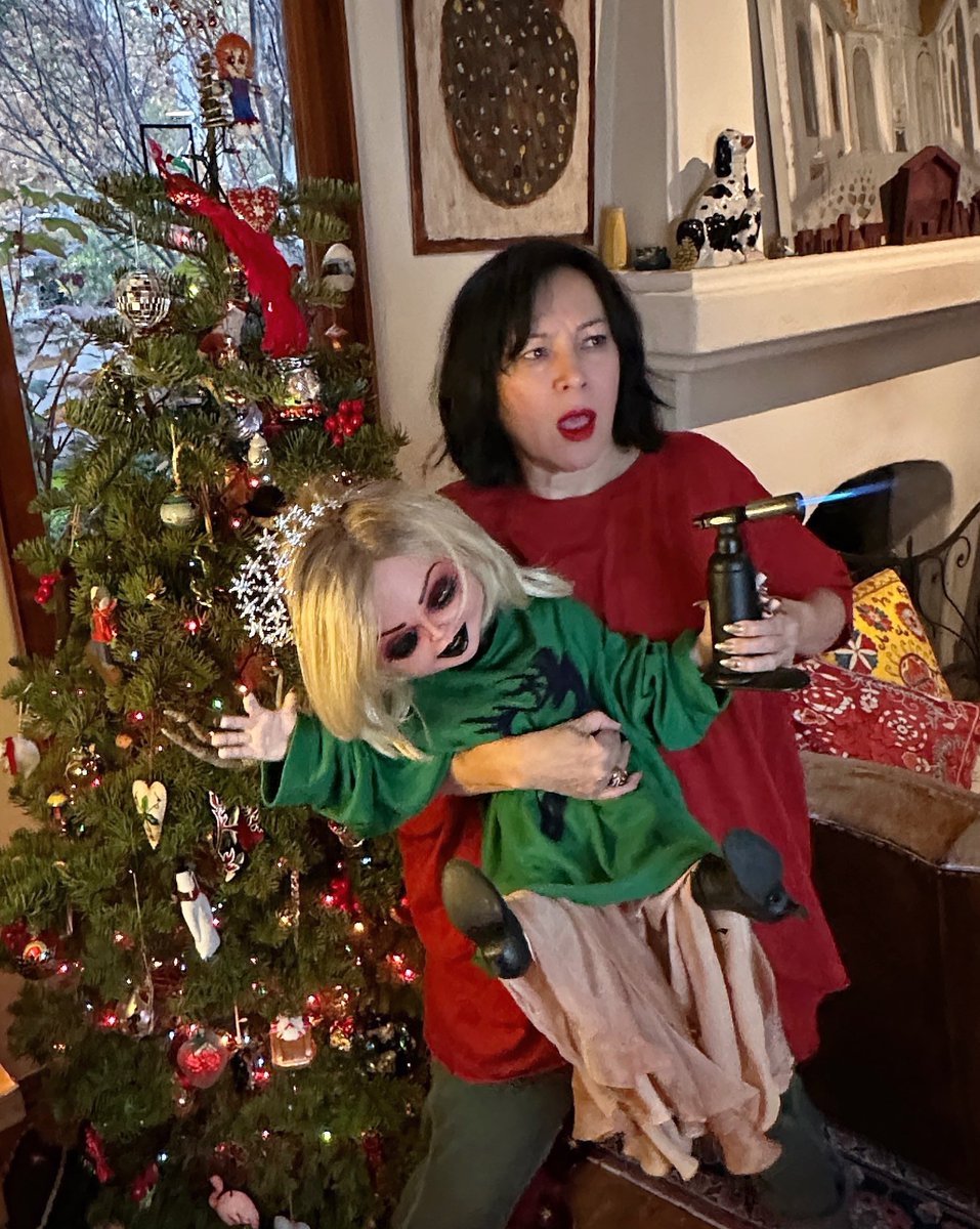 I tried to set fire to the Christmas tree, 🔥🎄 but Tilly wouldn’t let me! Nobody knows how to have fun any more. 😏