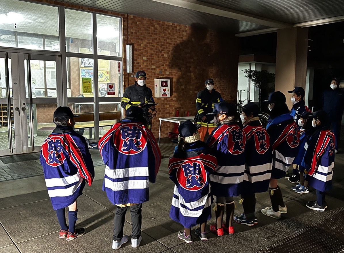 MiyazakiCity_PR's tweet photo. 23日（金）に宮崎南小学校消防クラブ員が、小学校周辺の夜間防火パトロールを行いました🚒
火の用心の掛け声に合わせて拍子木を打ちながら一生懸命頑張ってくれました❗
空気が乾燥して火事が起きやすい時期ですので、市民の皆さんも火の取扱いには十分注意してください。
https://t.co/e6he8cWPK8 https://t.co/lc9YMZNiy3