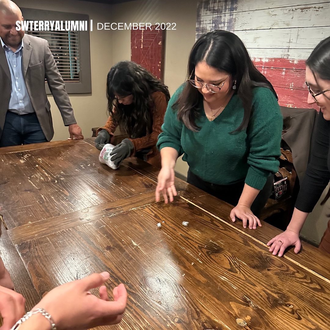 SWTerryAlumni's tweet image. MERRY CHRISTMAS 🎄🌟🎁 

The TSAA Southwest Chapter wishes you happy holidays! And thank you to all the members who attended our annual Thanksmas celebration! 🌟